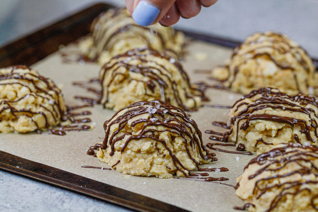 没有烤花生酱饼干撒上海盐的画面