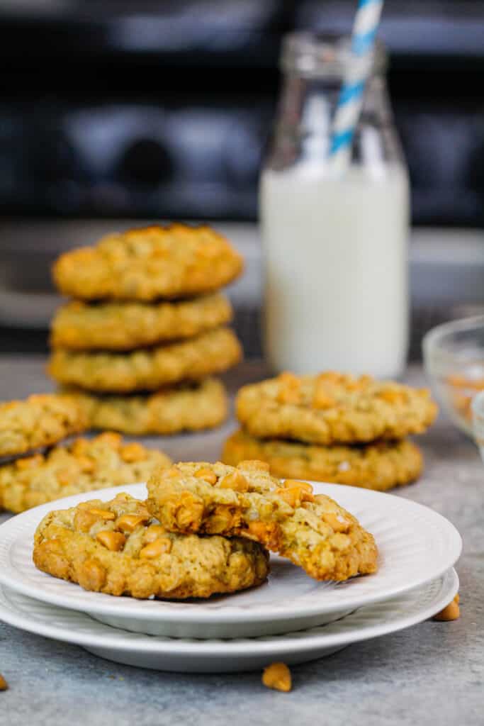 燕麦片在一个盘子里，咬了一块饼干，显示饼干是多么柔软和耐嚼