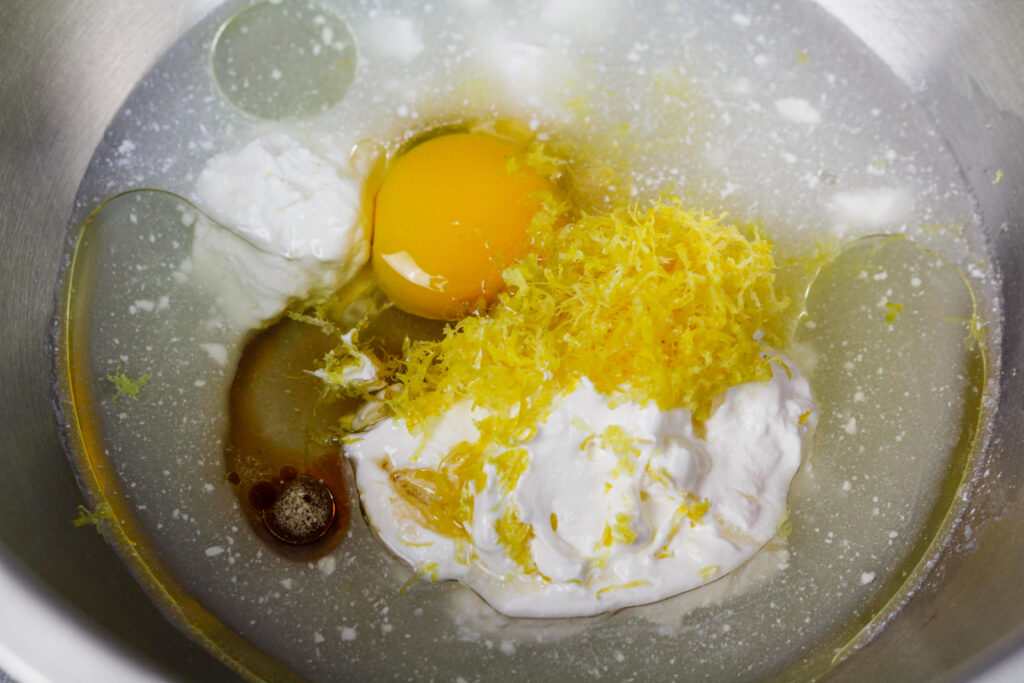 在准备一碗湿成分的图像被混合在一起，使蛋糕