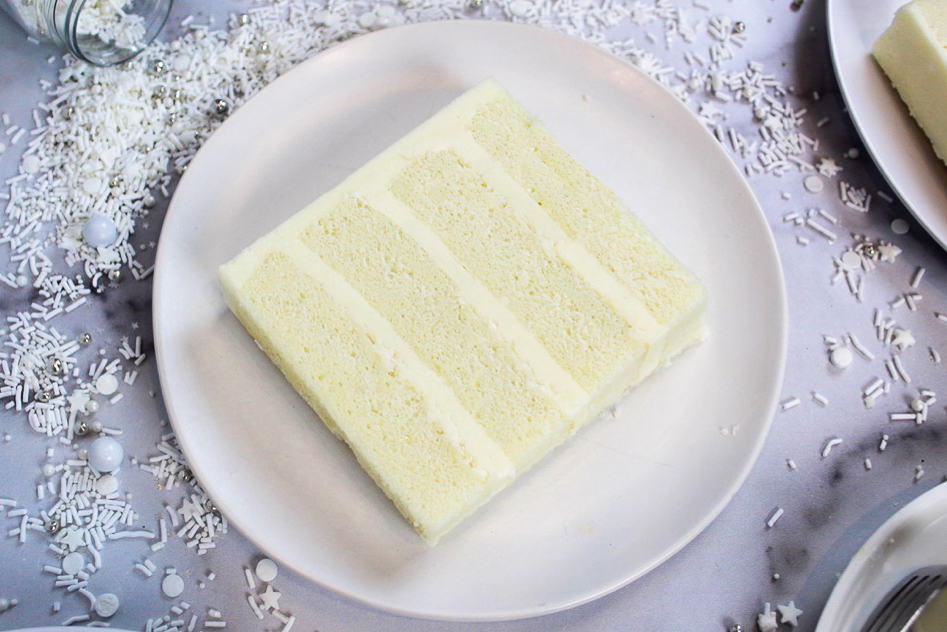 小批wasc蛋糕片在盘子上的图像