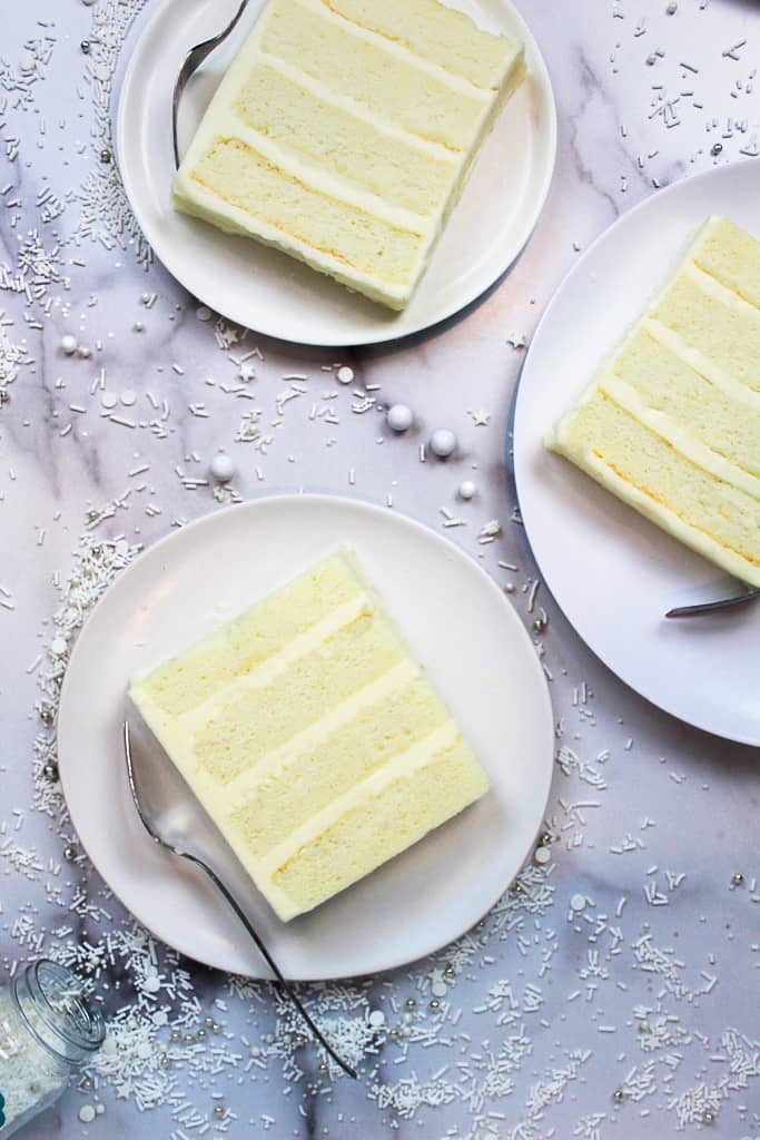 小批wasc蛋糕片展示柔软的白色杏仁蛋糕层的图像