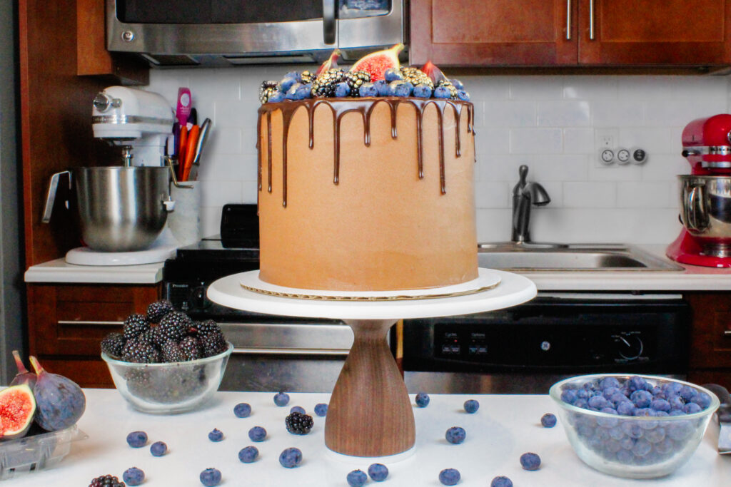 一块小批黑莓巧克力蛋糕的图象