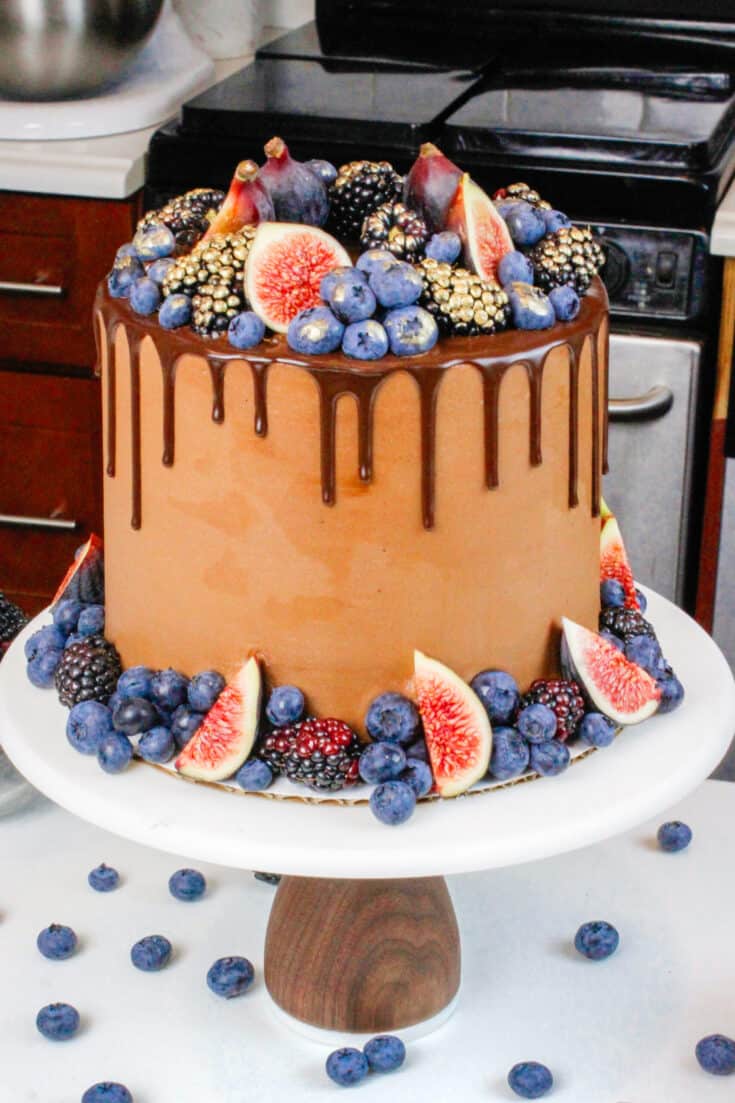 一小批黑莓巧克力蛋糕的图像