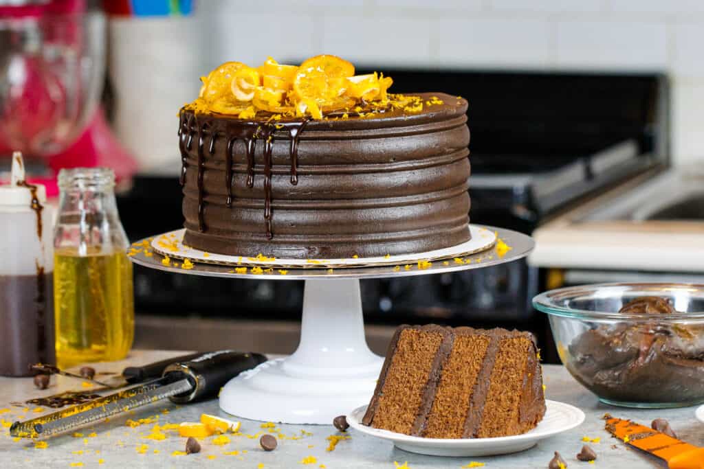 这张图片上的巧克力橙色蛋糕前面有一片，显示出蛋糕层的松软和柔嫩