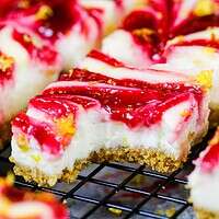 柠檬芝士蛋糕棒的图像被咬入的金属丝架上的图像