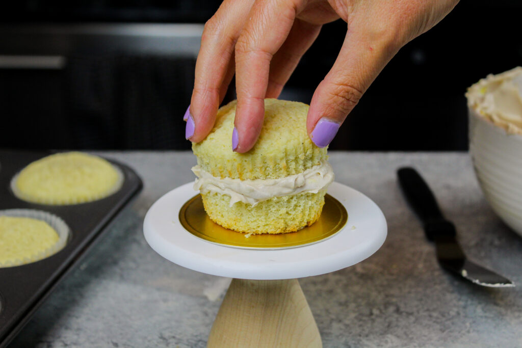 蛋糕的图像被切成两半，为这些饺子蛋糕制作迷你蛋糕蛋糕