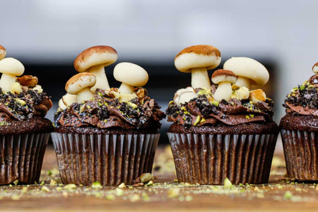 蘑菇的形象蛋糕，巧克力奶油和食用杏仁制成蘑菇