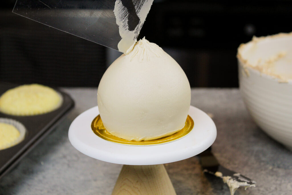 用糖霜装饰的饺子纸杯蛋糕，用一张醋酸纤维板进行平滑处理