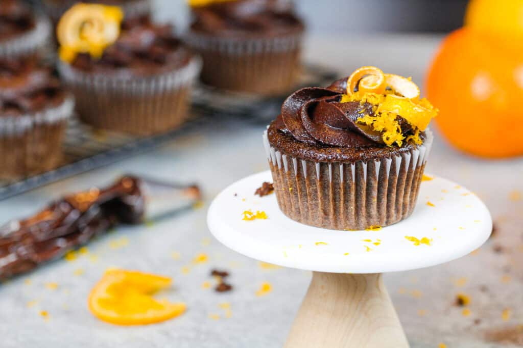 这是一个用巧克力橙奶油糖霜装饰的巧克力橙纸杯蛋糕