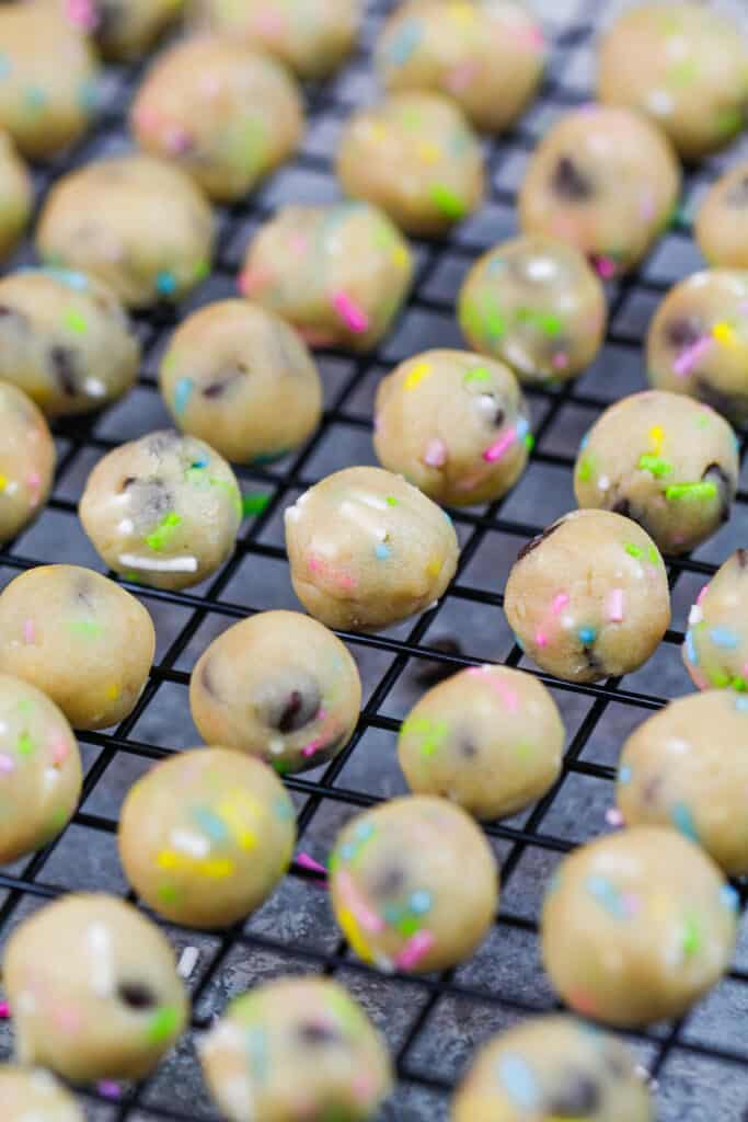 纯素食可食用的饼干面团的图像逐渐变成小叮咬大小的球