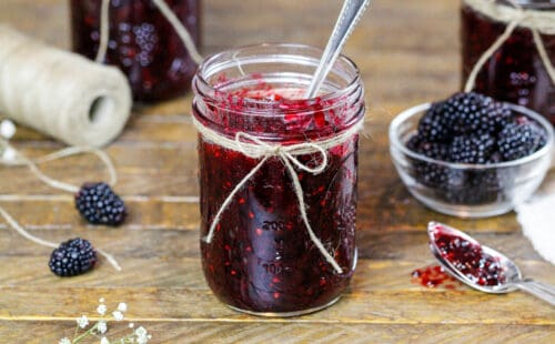 黑莓冻果酱已经凝固，可以吃了