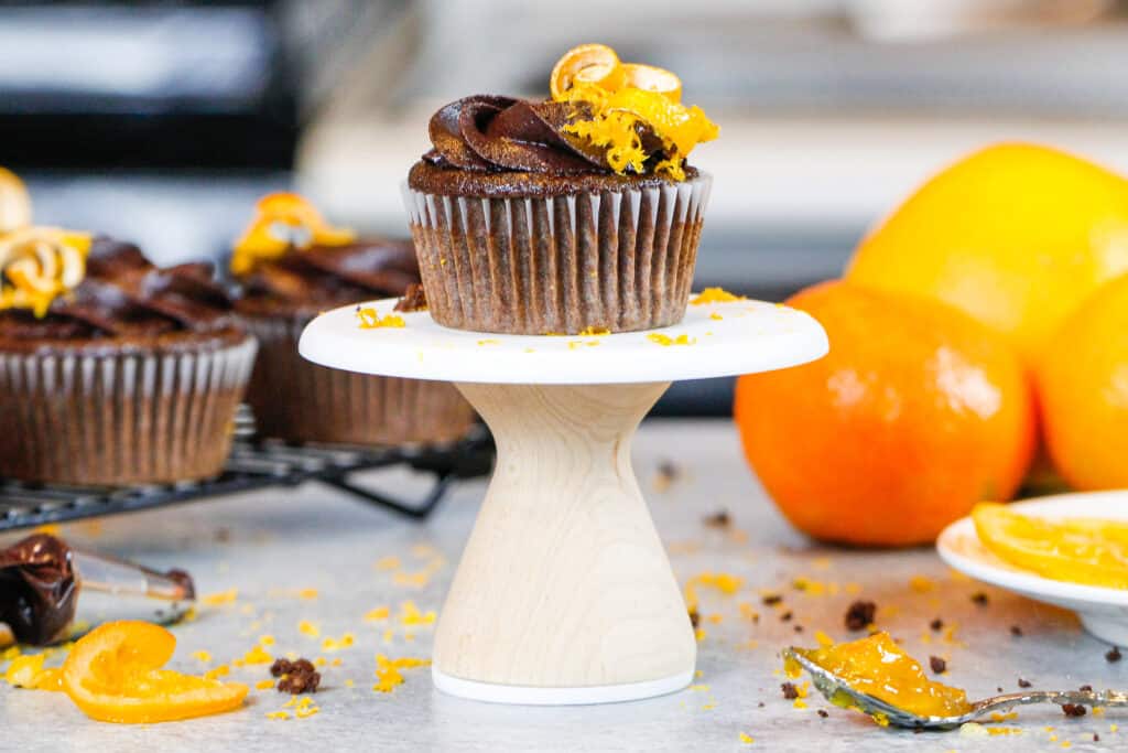 这是一个用巧克力橙奶油糖霜装饰的巧克力橙纸杯蛋糕