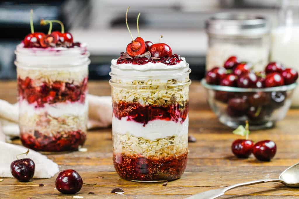 用新鲜樱桃、奇亚籽和希腊酸奶做成的樱桃隔夜燕麦