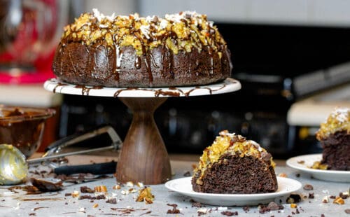 德国巧克力磅蛋糕装饰的形象与巧克力釉