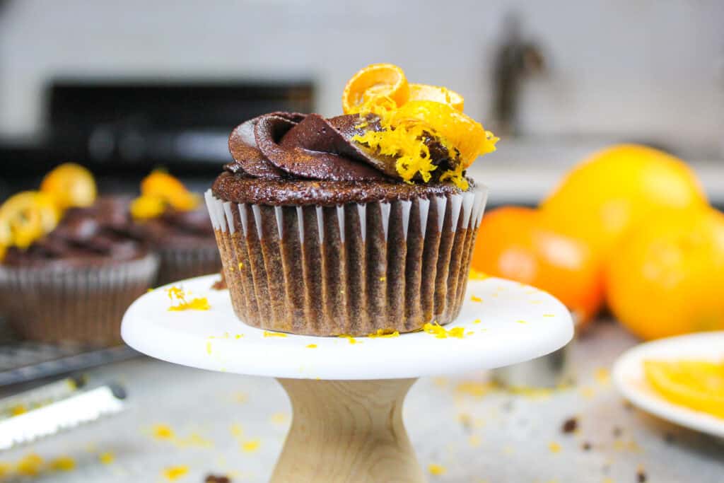 这是一个装饰着巧克力橙奶油糖霜的橙色巧克力纸杯蛋糕