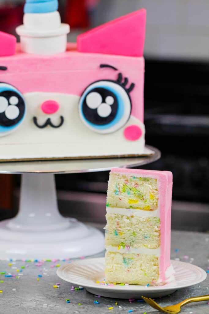 一片切片的图象从一个unikitty蛋糕裁减的funfetti蛋糕
