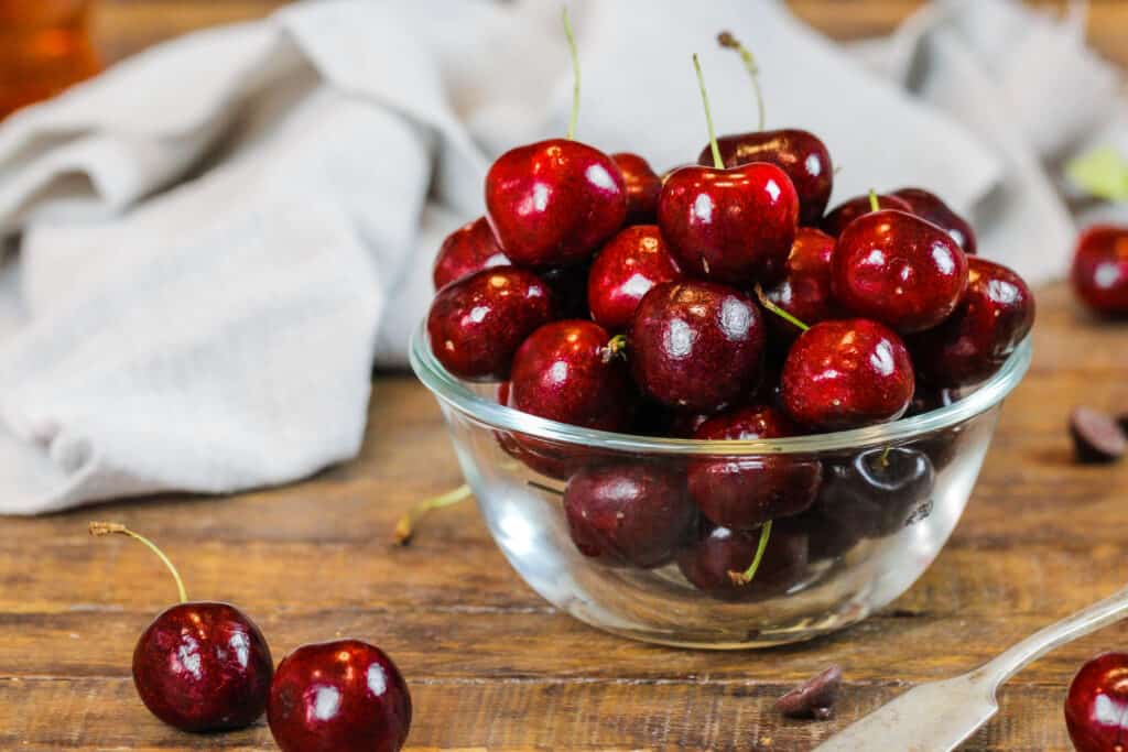 准备好的新鲜的樱桃的图象被做成樱桃隔夜燕麦