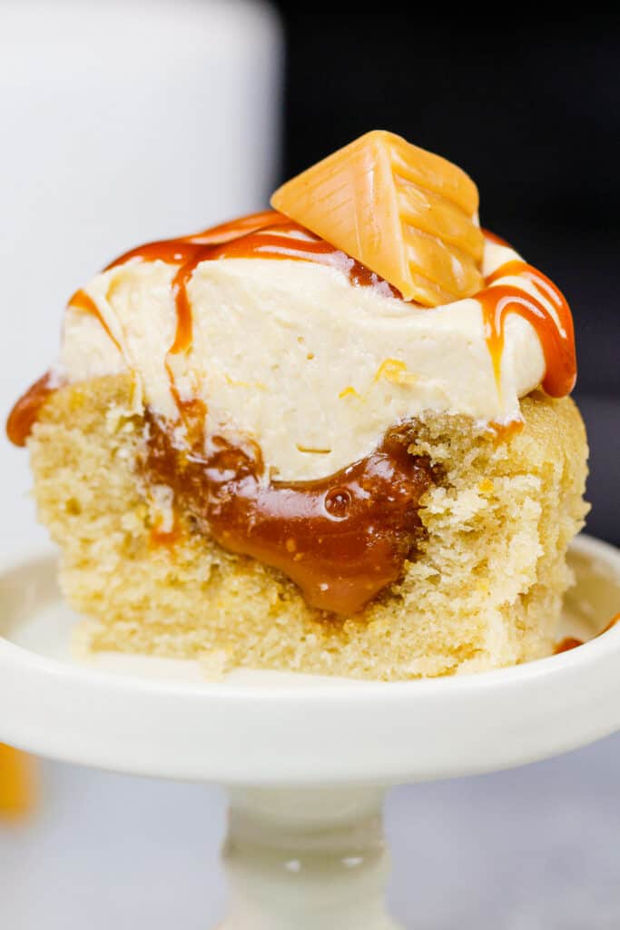 焦糖纸杯蛋糕被切成两半，以显示其粘稠的焦糖馅料