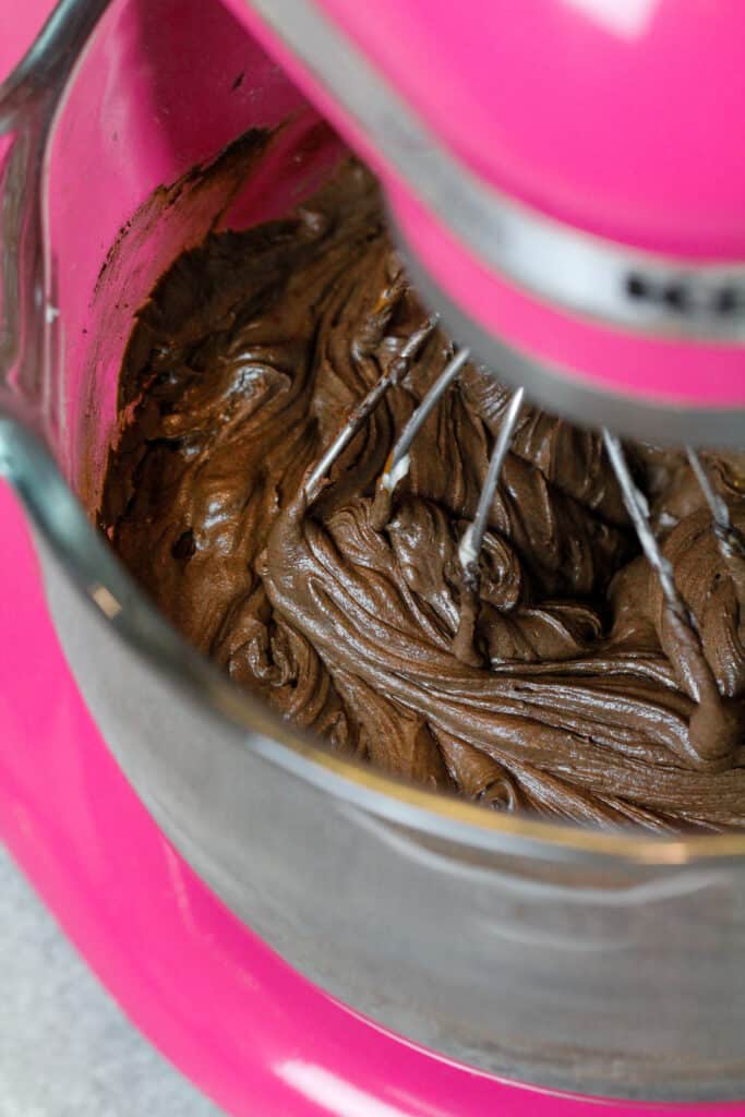 颓废的橘色奶油巧克力是在厨房辅助台的搅拌机里做成的