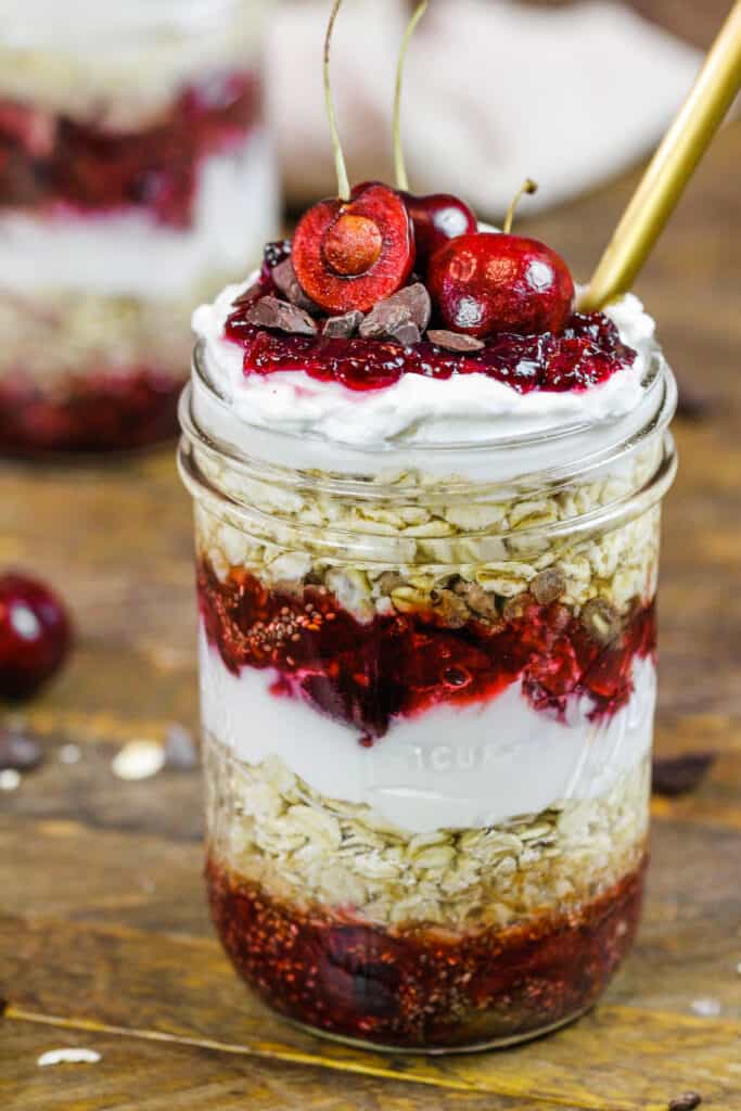 樱桃隔夜燕麦的图象在一个逗人喜爱的梅森瓶子