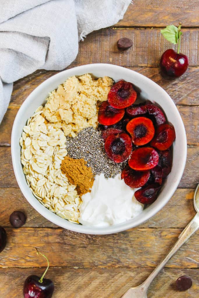 成份的图象在一个碗做樱桃饼隔夜燕麦