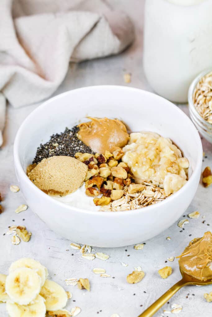 想象一下，在一个碗里准备好制作一批香蕉隔夜燕麦