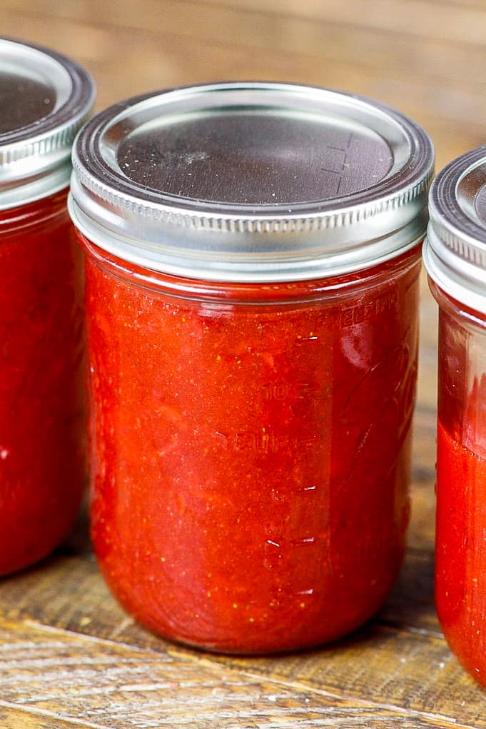 图片中的塞托草莓冷冻果酱玻璃瓶