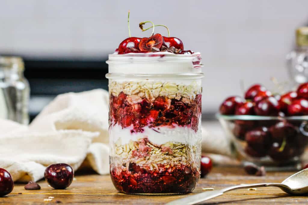 的形象一夜之间燕麦与樱桃梅森罐