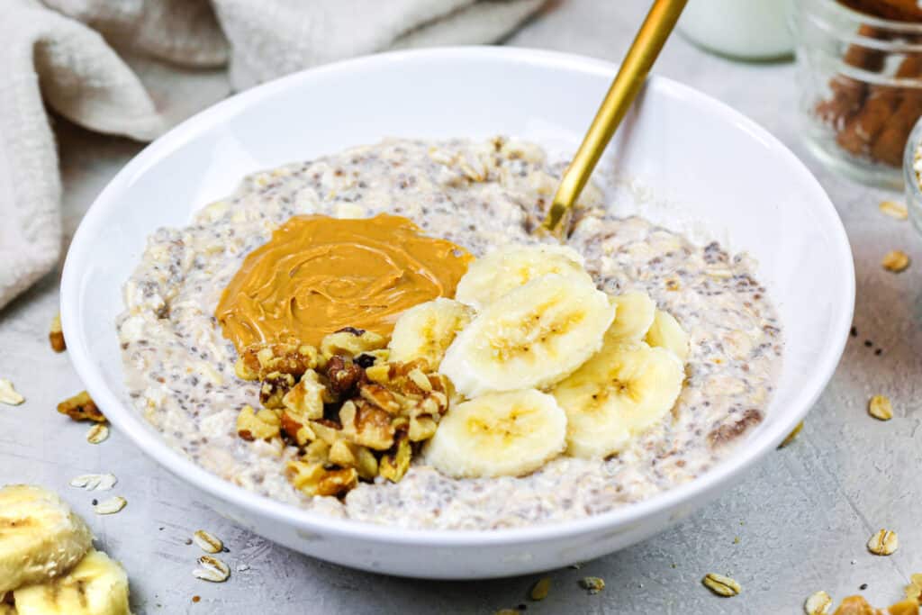 想象一下，香蕉燕麦放在碗里，上面放着花生酱和碎坚果