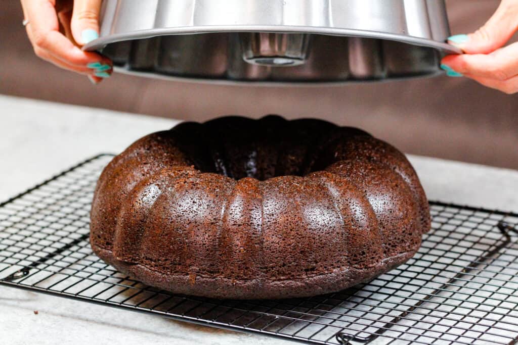 邦德蛋糕的图像很容易从适当润滑的邦特锅中释放