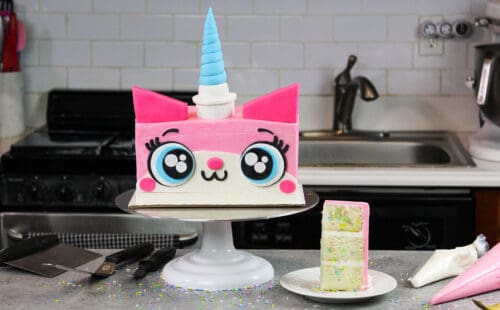 unikitty蛋糕的图像与funfetti饼层制成