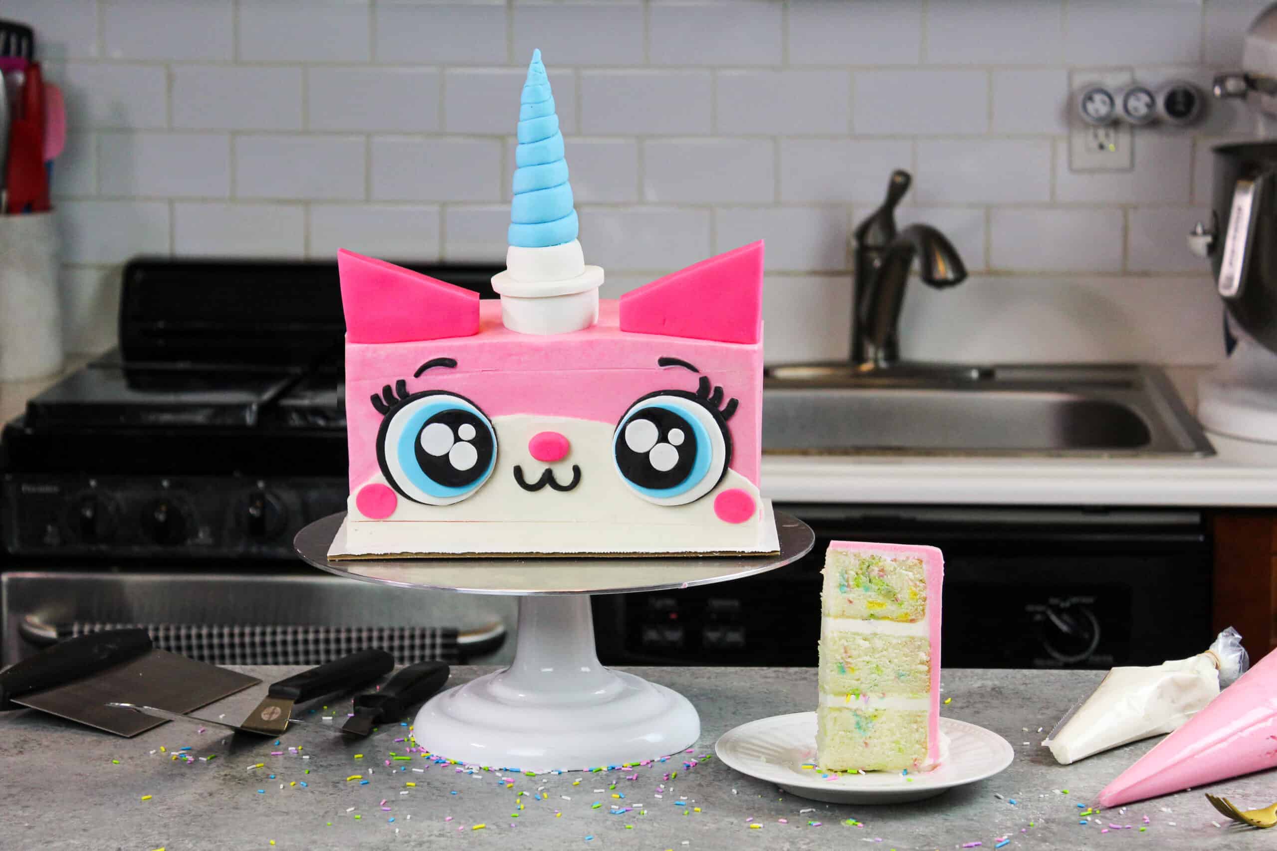 用funfetti蛋糕层制造的unikitty蛋糕的图象