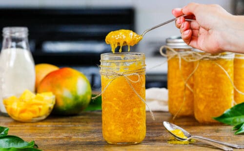 芒果果酱被舀出玻璃瓶的画面