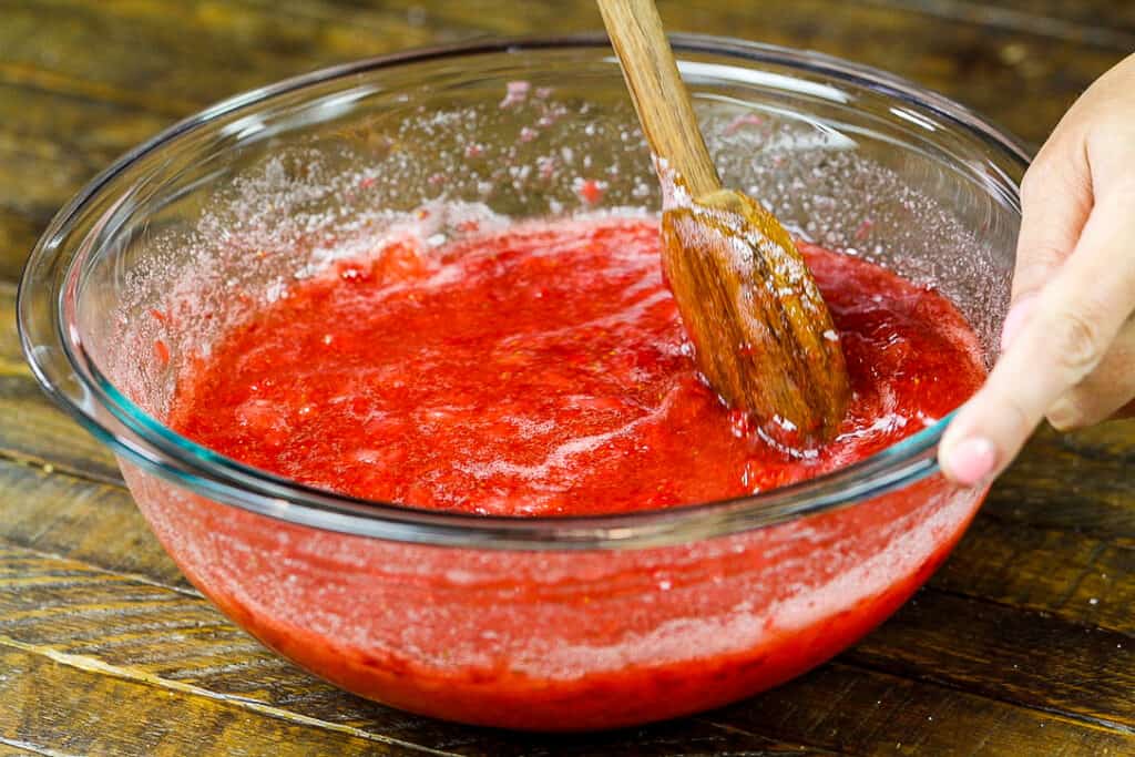 图片中的certo草莓冷冻果酱正在混合