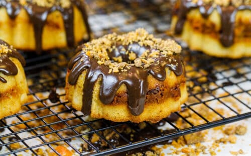 迷你巧克力花生酱小蛋糕，用黄油手指烤碎