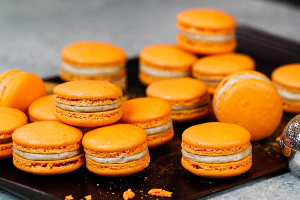 南瓜macarons的图象填装了并且休息在一个盘子在被吃之前
