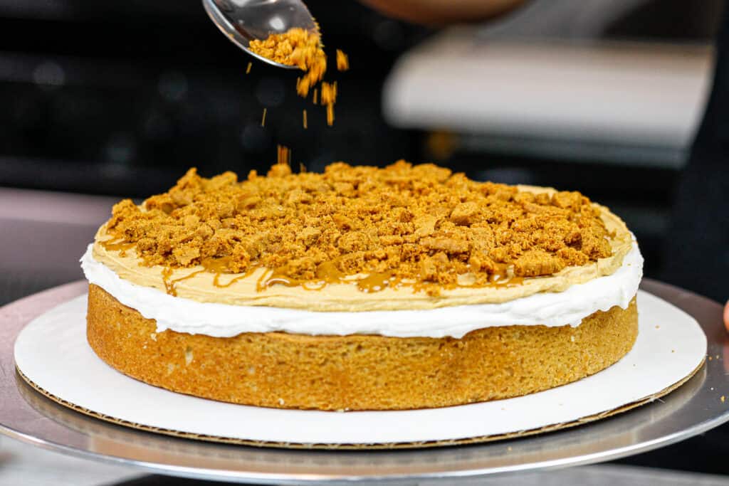 被组装的曲奇饼黄油蛋糕的图象与biscoff曲奇饼在每层之间