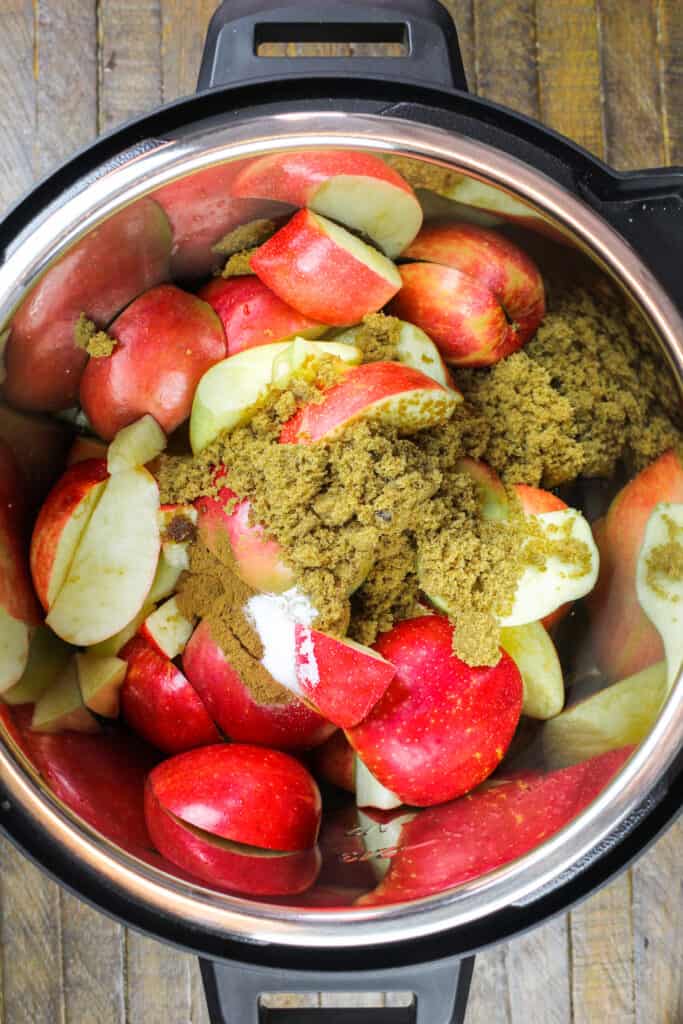 速溶锅里的食材准备煮成苹果黄油