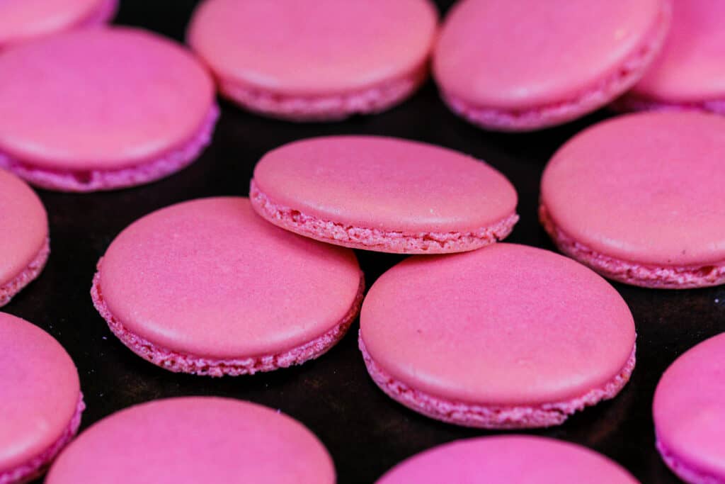 桃红色法国马玛肉壳的图象烘烤和冷却在金属盘子