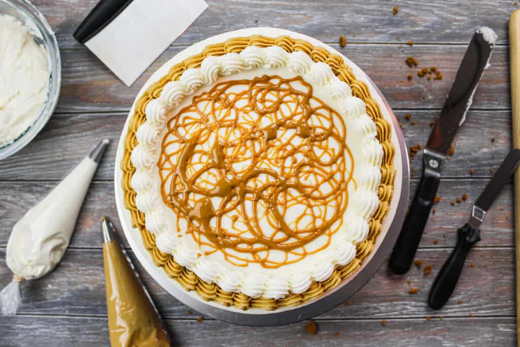 一个美丽的biscoff曲奇饼黄油蛋糕的图象从顶上的透视的