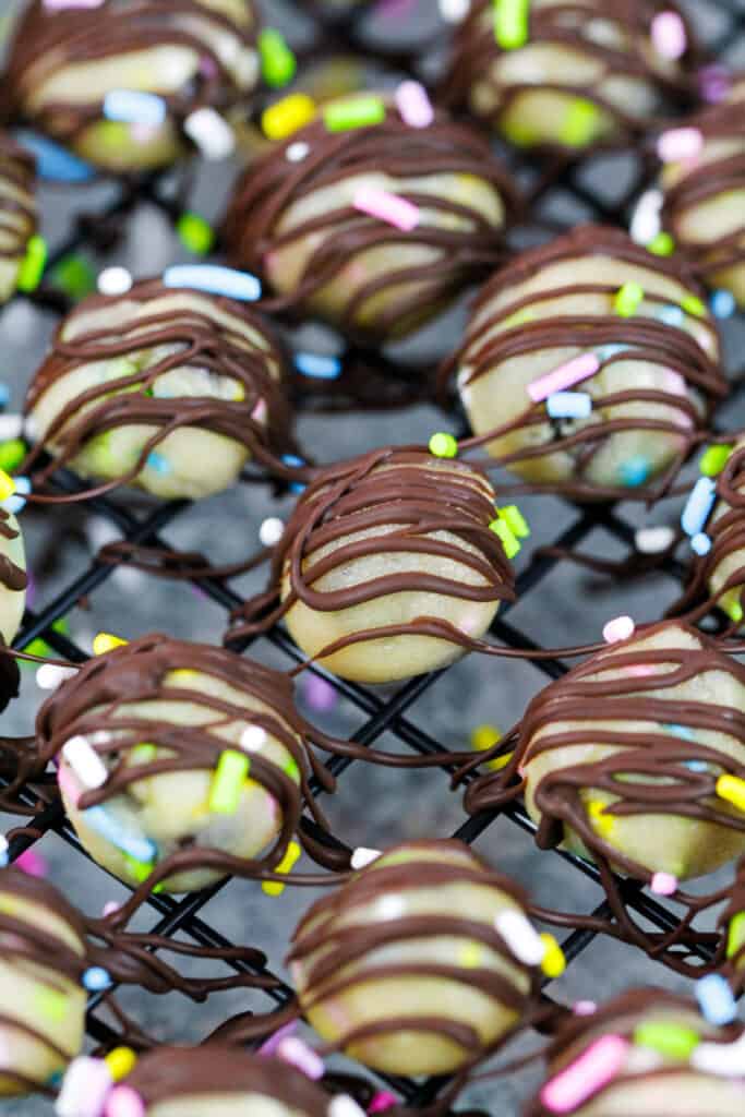 可食用的饼干面团叮咬的图像，可以制成无麸质和纯素食主义者