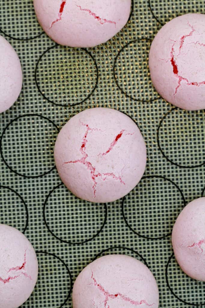 在烤箱太热的裂缝中烘烤的裂缝意大利碎片的形象包括在Macaron故障排除指南中，解释了如何避免这个问题