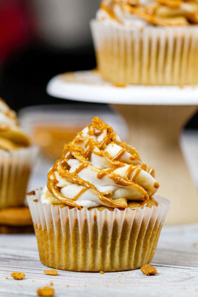 Biscoff杯形蛋糕的图象装饰和准备被吃掉