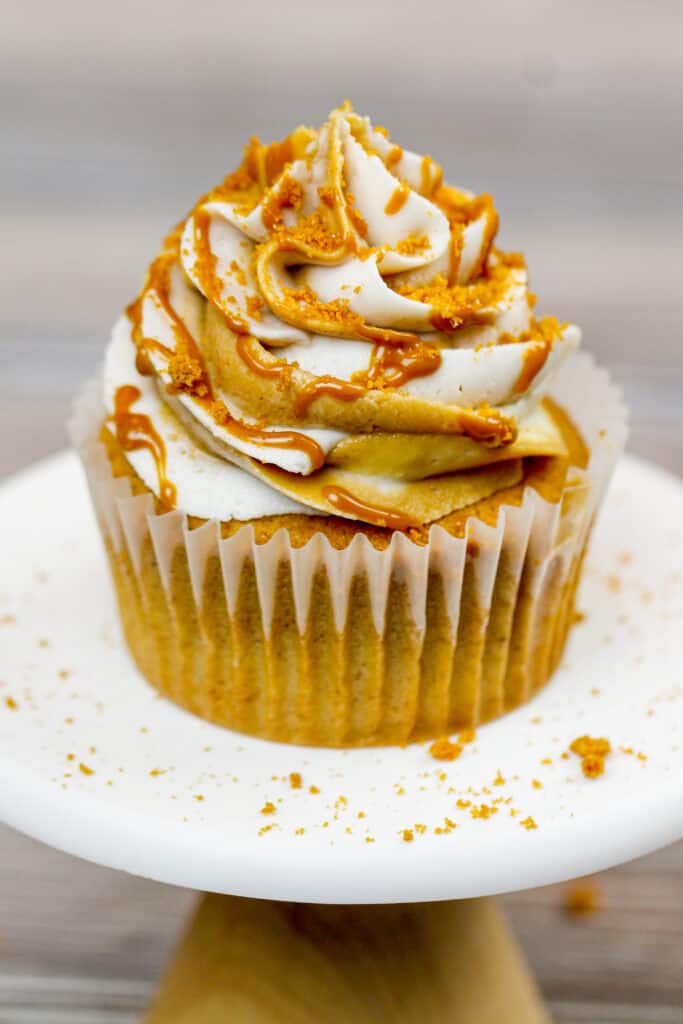 Biscoff曲奇饼黄油杯形蛋糕的图象滴下与曲奇饼黄油