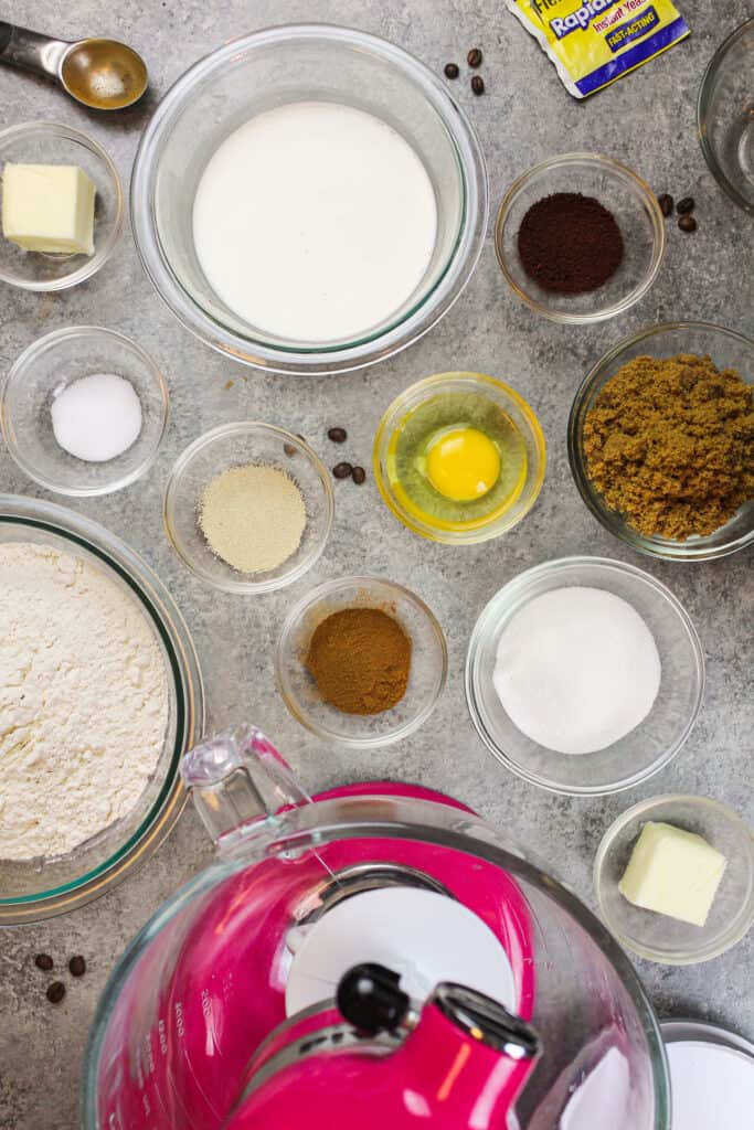 图像的成分摆放在柜台准备枫培根肉桂卷