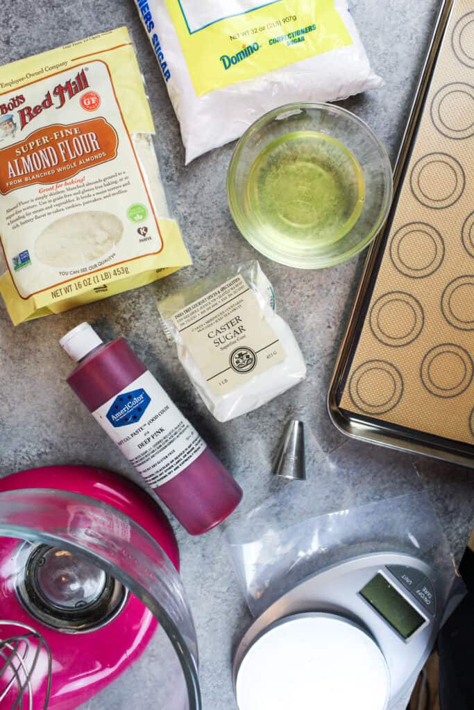 制作法国彩虹马卡龙所需的工具和成分的图像