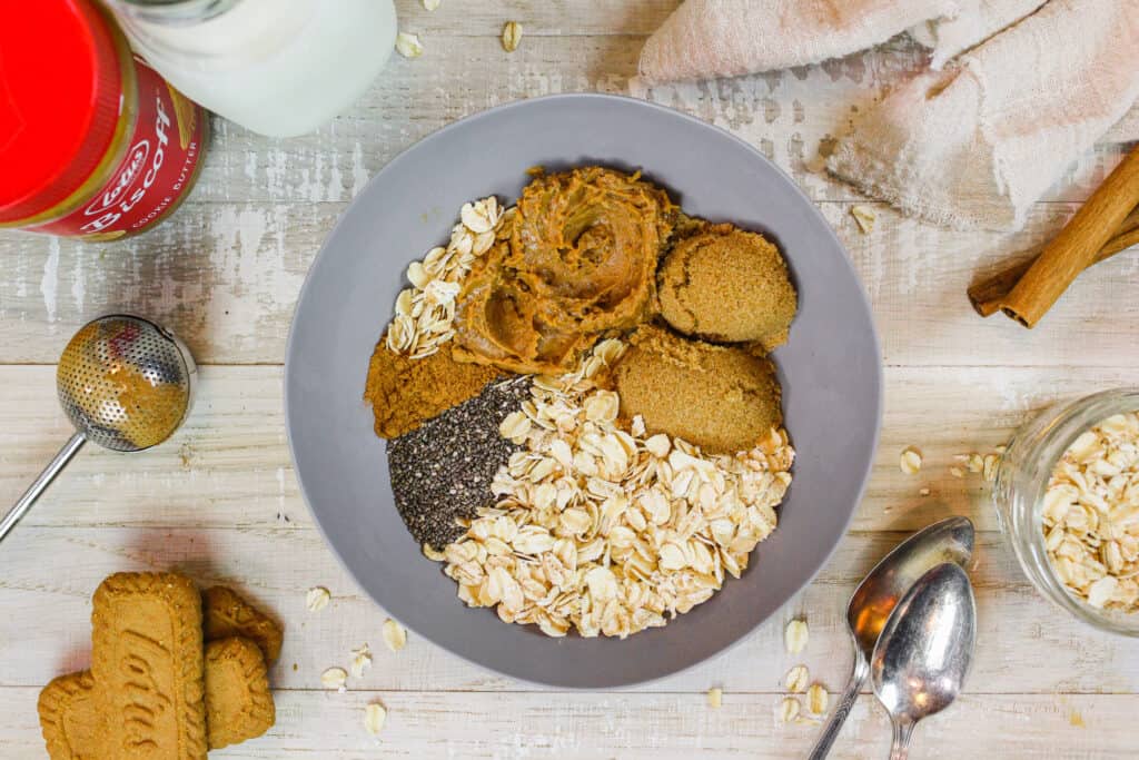 图片中的配料在一个碗里，用来做饼干隔夜燕麦