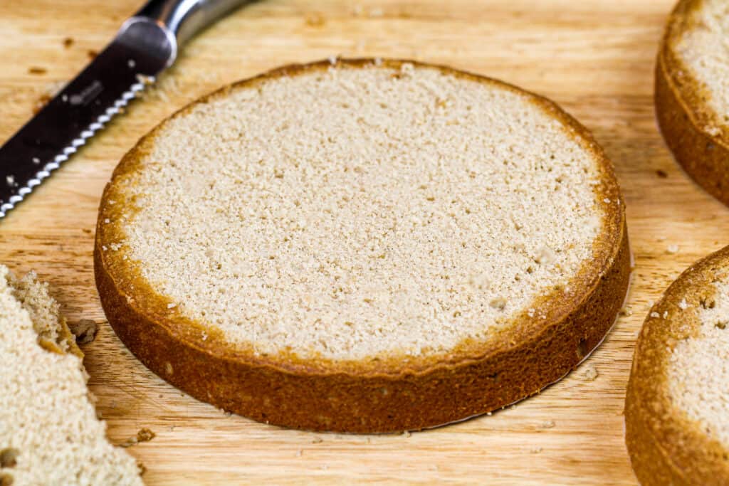 红糖肉桂香料蛋糕层的图像和烘烤平整使用锯齿刀