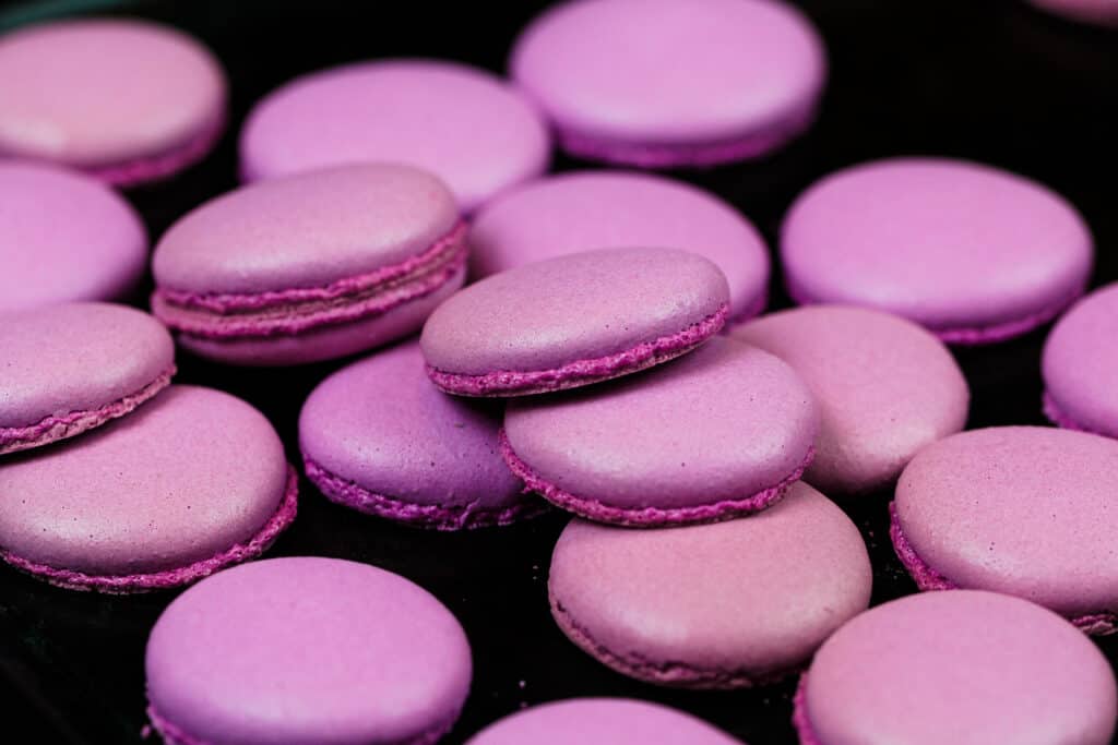 被冷却的macaron壳的图象准备被填装了