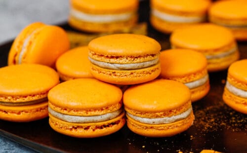 南瓜macarons的图象与一个加香料的buttercream和南瓜饼填装的